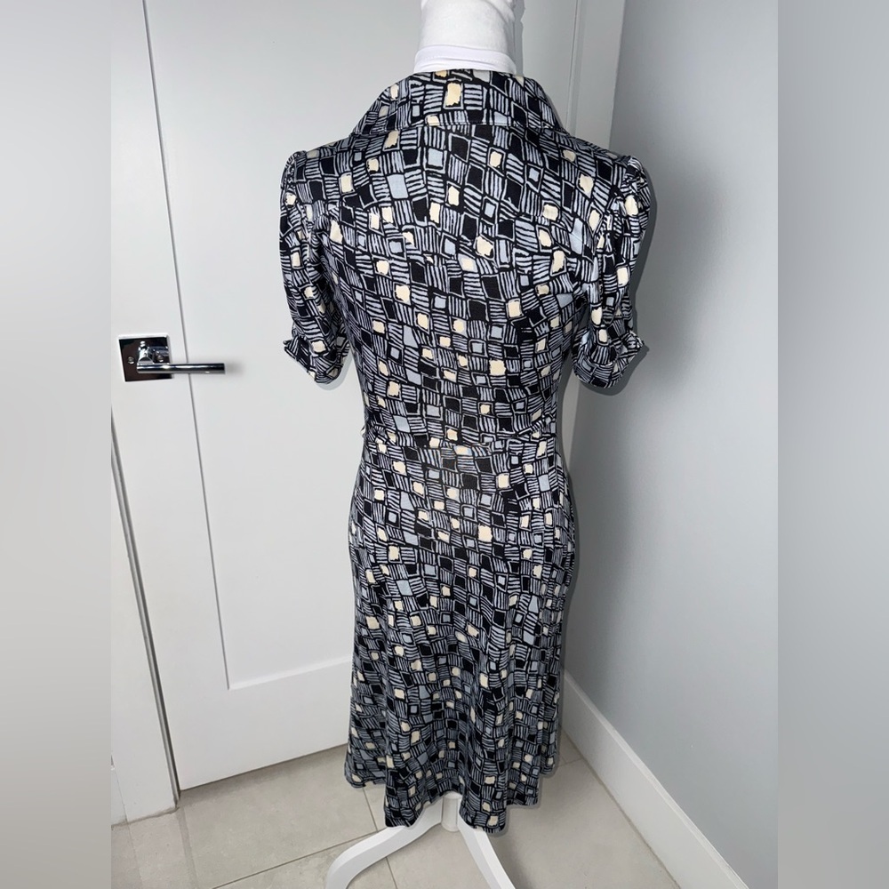 Diane von Furstenberg Silk Collared Printed Dress/Size 6 - Picture 5 of 9